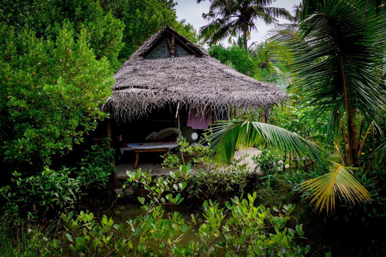 Mermaid Cabana And Tree Houses Тангале Екстериор снимка